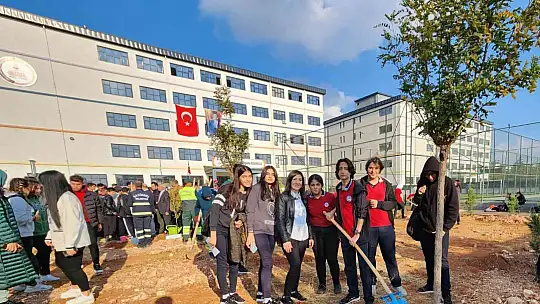 Öğrenciler adına fidan dikildi