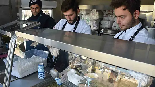 Öğrenciler depremzedeler için Şahinbey mobil aşevinde çalıştı