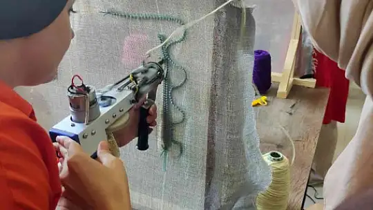 Öğrencilere halı üretimi uygulamalı gösterildi