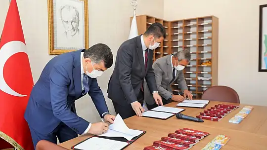 Öğrencilerin karne hediyeleri ve YKS kitapçıkları Şehitkamil'den