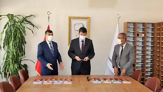 Öğrencilerin karne hediyeleri ve YKS kitapçıkları Şehitkamil'den