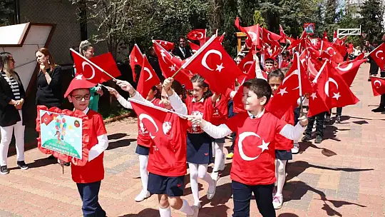 Öğrencilerin oluşturduğu kortej ilgi gördü