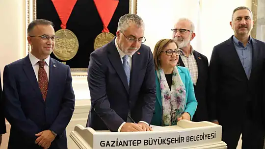 Öğretmenlere bisiklet dağıtan Bakan Işıkhan'ın, Fatma Şahin'den talebi güldürdü