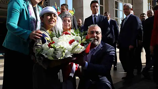 Öğretmenlere bisiklet dağıtan Bakan Işıkhan'ın, Fatma Şahin'den talebi güldürdü