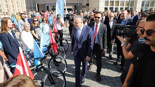 Öğretmenlere bisiklet dağıtan Bakan Işıkhan'ın, Fatma Şahin'den talebi güldürdü