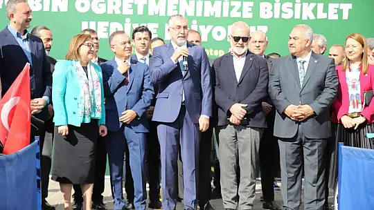 Öğretmenlere bisiklet dağıtan Bakan Işıkhan'ın, Fatma Şahin'den talebi güldürdü