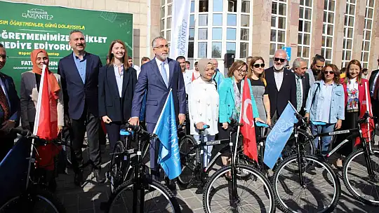 Öğretmenlere bisiklet dağıtan Bakan Işıkhan'ın, Fatma Şahin'den talebi güldürdü