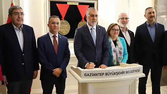 Öğretmenlere bisiklet dağıtan Bakan Işıkhan'ın, Fatma Şahin'den talebi güldürdü