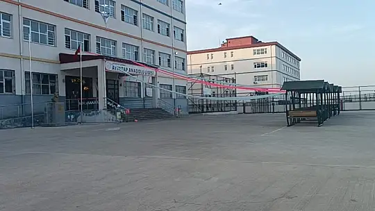 Okuldaki mezuniyet kutlamasında helyum gazlı balon patladı: 8 yaralı
