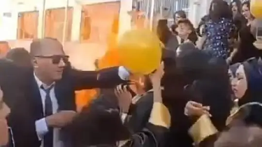 Okuldaki mezuniyet kutlamasında helyum gazlı balon patladı: 8 yaralı