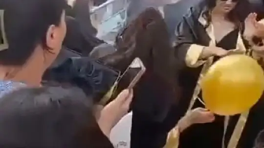 Okuldaki mezuniyet kutlamasında helyum gazlı balon patladı: 8 yaralı