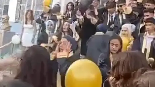 Okuldaki mezuniyet kutlamasında helyum gazlı balon patladı: 8 yaralı