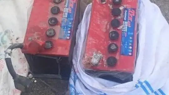 Okuldan 2 adet jeneratör aküsü çalan iki şüpheli suçüstü yakalandı