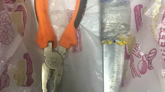 Okuldan 2 adet jeneratör aküsü çalan iki şüpheli suçüstü yakalandı