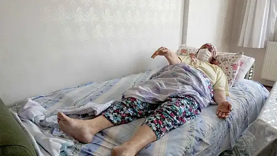 Onca hastaya baktı şimdi bakıma muhtaç yaşıyor
