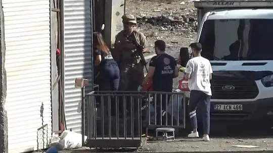Önce 2 yaşındaki oğlunu rehin aldı, sonra kendini vurdu