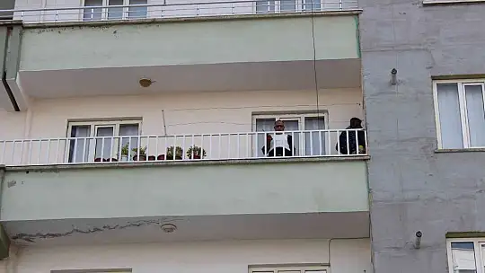 Önce annesini ve kız kardeşlerini silahla rehin aldı, sonra kendini eve kapattı