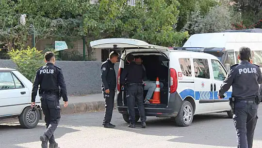 Önce annesini ve kız kardeşlerini silahla rehin aldı, sonra kendini eve kapattı