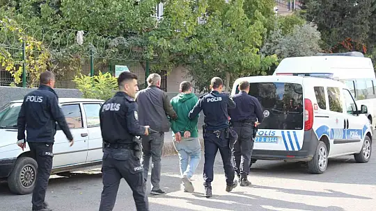 Önce annesini ve kız kardeşlerini silahla rehin aldı, sonra kendini eve kapattı