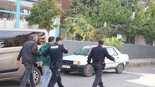 Önce annesini ve kız kardeşlerini silahla rehin aldı, sonra kendini eve kapattı