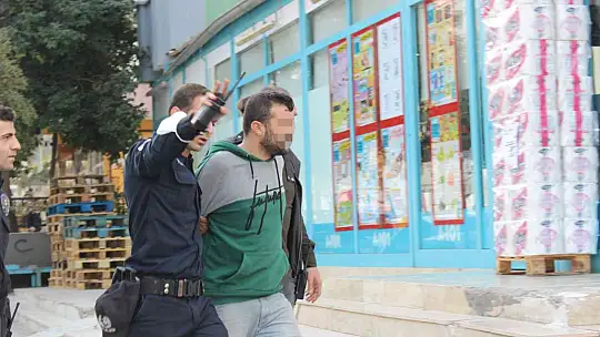 Önce annesini ve kız kardeşlerini silahla rehin aldı, sonra kendini eve kapattı