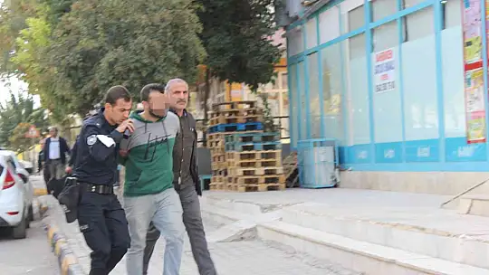 Önce annesini ve kız kardeşlerini silahla rehin aldı, sonra kendini eve kapattı