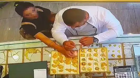 Önce baktı sonra da 70 bin liralık kolyeleri bebeğin elbisesine saklayarak çaldı