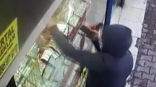 Önce kabzayla camı kırdı, sonra yarım kilo altını çaldı