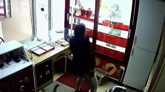Önce kabzayla camı kırdı, sonra yarım kilo altını çaldı