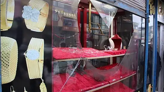 Önce kabzayla camı kırdı, sonra yarım kilo altını çaldı