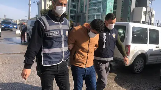 Önce kabzayla camı kırdı, sonra yarım kilo altını çaldı