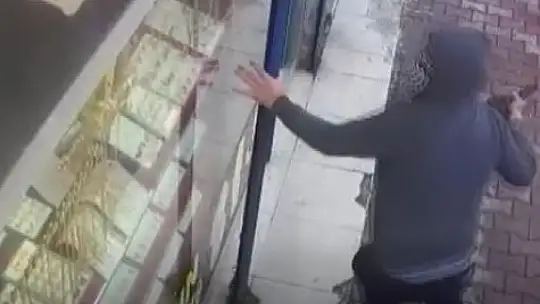 Önce kabzayla camı kırdı, sonra yarım kilo altını çaldı
