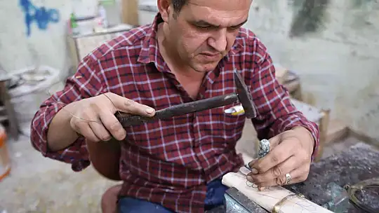Önce özendi, sonra sedef ustası oldu
