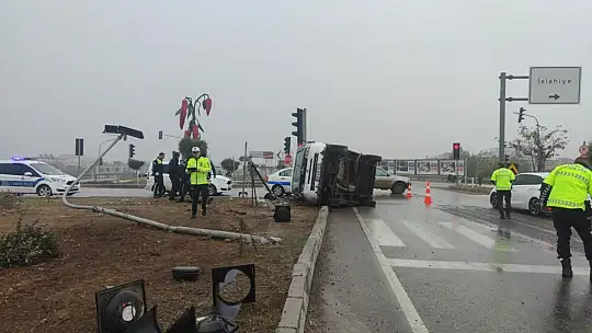Önündeki araca çarpmamak için fren yapan minibüs yan yattı: 1 yaralı