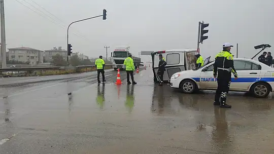 Önündeki araca çarpmamak için fren yapan minibüs yan yattı: 1 yaralı