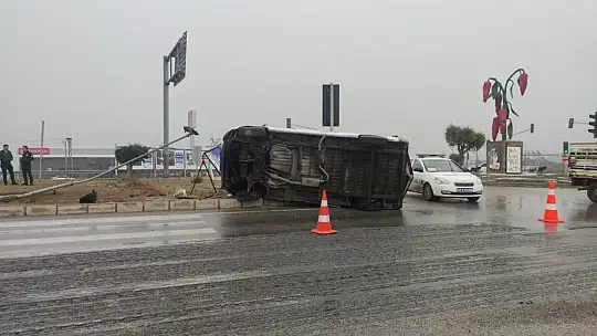 Önündeki araca çarpmamak için fren yapan minibüs yan yattı: 1 yaralı