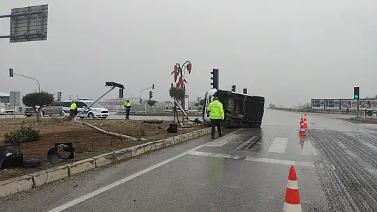 Önündeki araca çarpmamak için fren yapan minibüs yan yattı: 1 yaralı