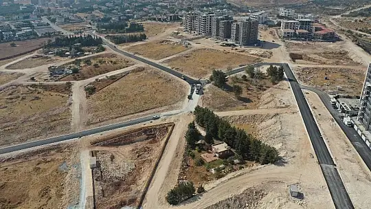 Osmangazi Mahallesi'nde yeni açılan yollar asfaltlanıyor