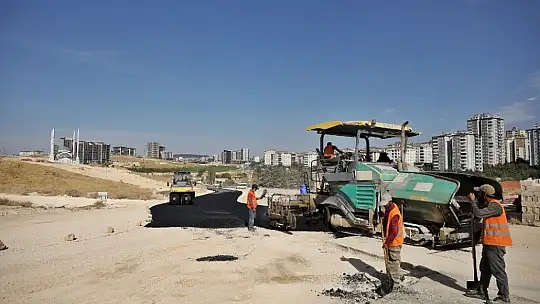 Osmangazi Mahallesi'nde yeni açılan yollar asfaltlanıyor