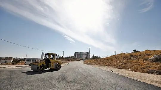 Osmangazi Mahallesi'nde yeni açılan yollar asfaltlanıyor