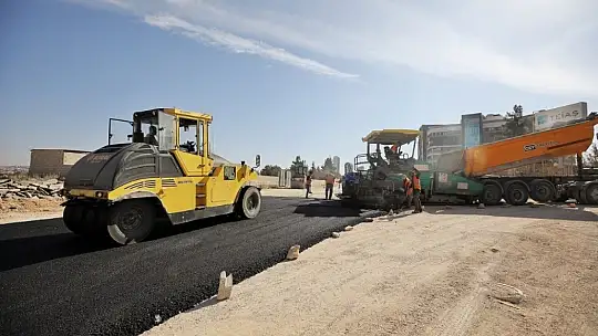 Osmangazi Mahallesi'nde yeni açılan yollar asfaltlanıyor
