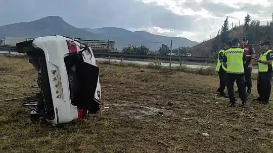 TAG Otoyolu'nda otomobil şarampole devrildi: 1'i ağır 3 yaralı
