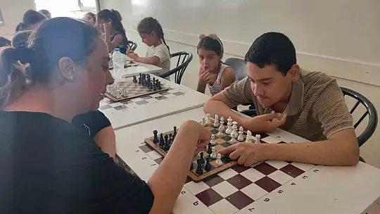 Otizm hastası genç Satranç öğrenerek yaşama tutunuyor