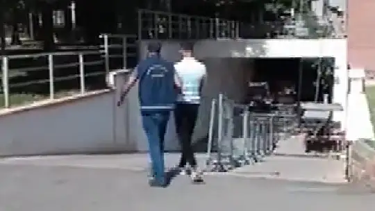 Oto hırsızı kaçmaya çalışırken kıskıvrak yakalandı