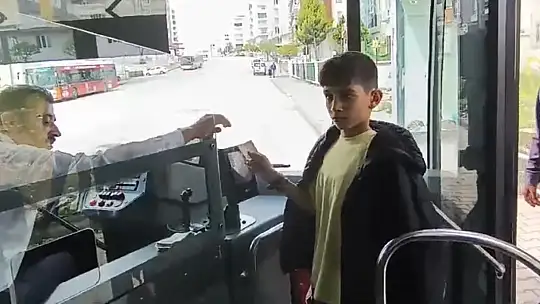 Otobüs sürücüsünden yürekleri ısıtan bayram harçlığı sürprizi