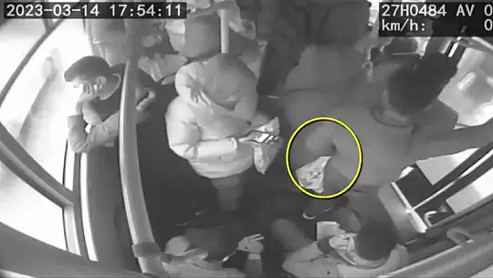 Otobüsteki hırsızlık anı kameraya takıldı