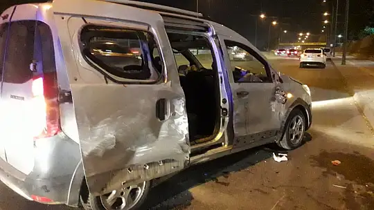 Otomobil ile çarpışan araç bariyerlere çıkarak yan yattı: 4 yaralı