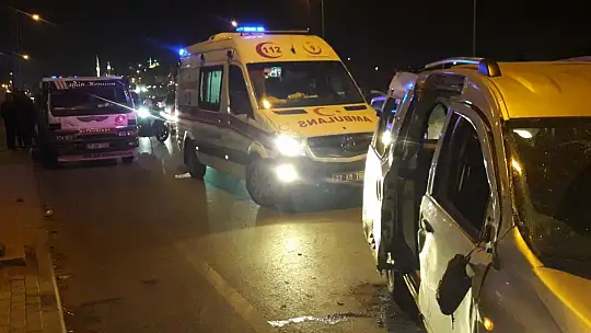 Otomobil ile çarpışan araç bariyerlere çıkarak yan yattı: 4 yaralı