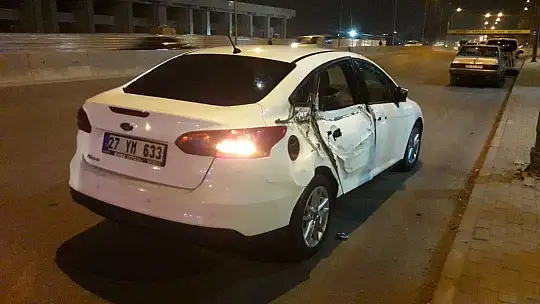 Otomobil ile çarpışan araç bariyerlere çıkarak yan yattı: 4 yaralı