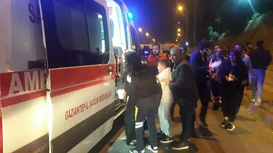 Otomobil ile çarpışan araç bariyerlere çıkarak yan yattı: 4 yaralı